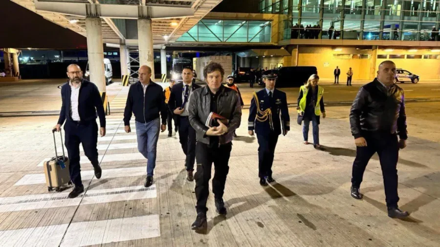 Javier Milei antes de partir rumbo a Estados Unidos desde el aeropuerto de Ezeiza.