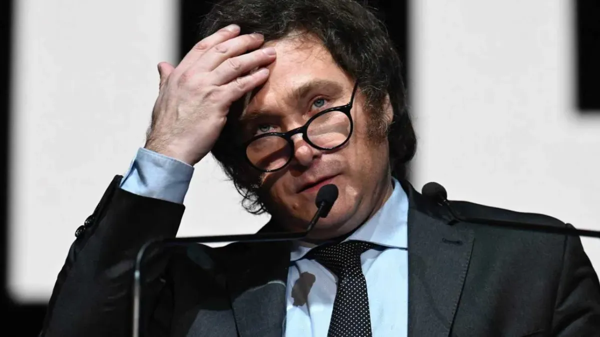 El rostro de Javier Milei refleja la tensión tras los últimos datos de las encuestas de abril.