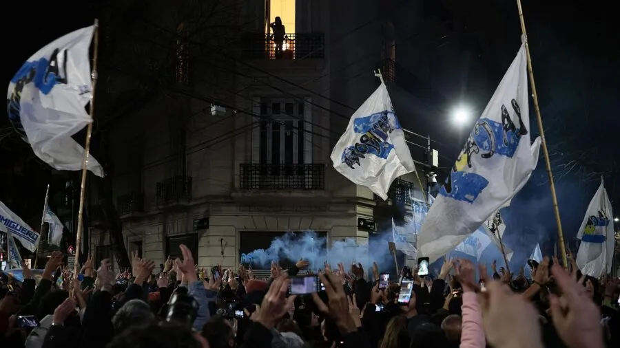 Los militantes de Fuerza Patria celebraron la victoria fuera del búnker.