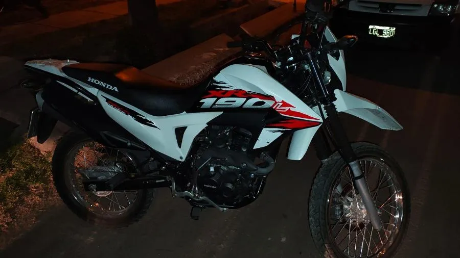 Motociclista detenido luego de arrojar la bolsa