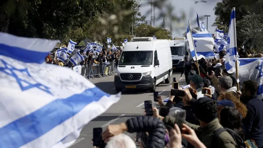 Vehículos transportan los cuerpos entregados por Hamás hacia el Instituto Forense en Tel Aviv.