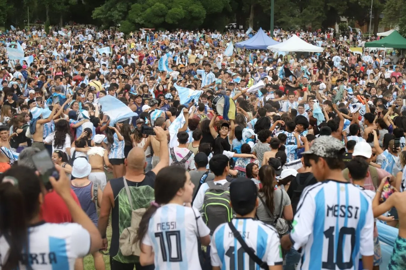 Miles de hinchas volverán a reunirse en el Parque Yrigoyen para alentar a Argentina.