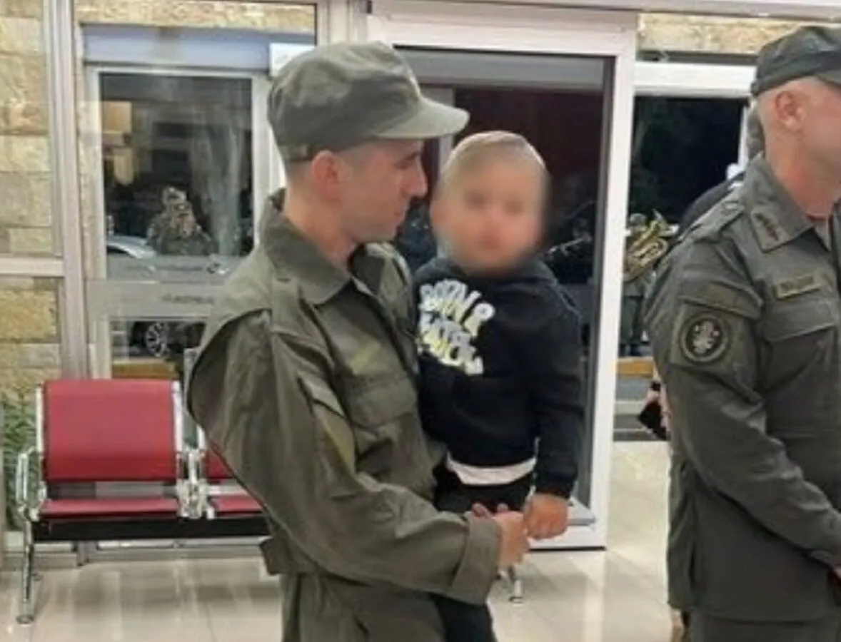 El abrazo de Nahuel Gallo con su hijo Víctor en la pista. El abrazo de Nahuel Gallo con su hijo Víctor en la pista.