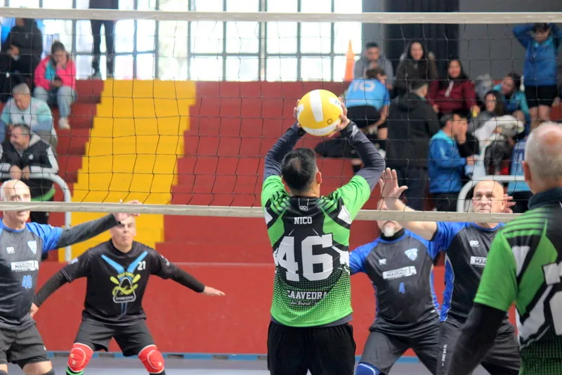 Newcom: el Municipio entregó material deportivo a los clubes de la Liga