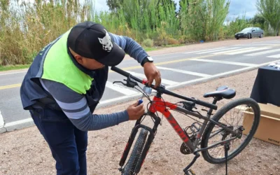 El programa Pedalear Seguro llegó a La Pichana con la colocación gratuita de ojos de gato en bicicletas