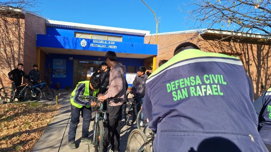 Defensa Civil recorre el departamento con la entrega de elementos refractarios para bicicletas