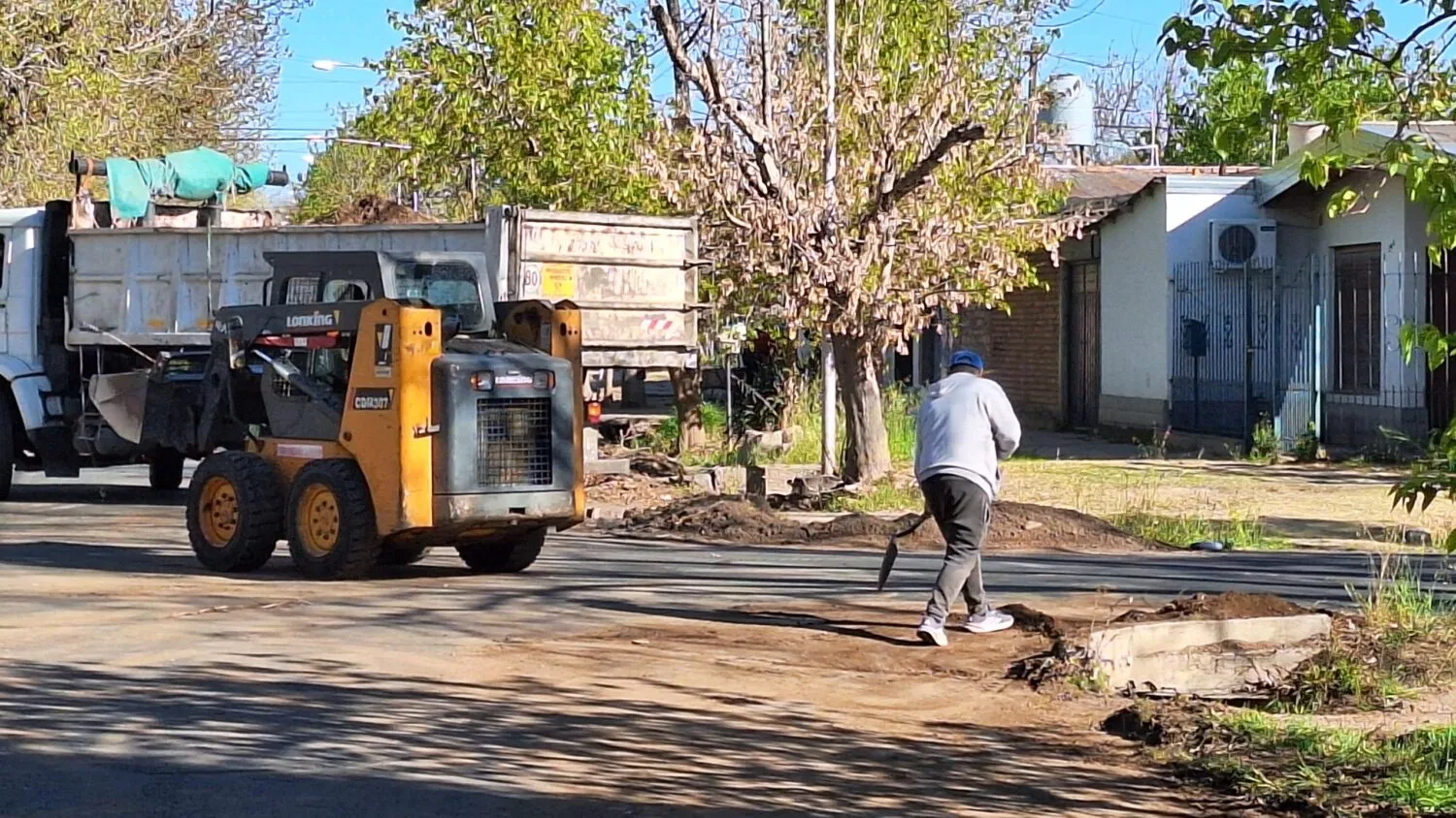 Las cuadrillas municipales trabajan sobre acequias y desagües ante la llegada de la temporada de lluvias.