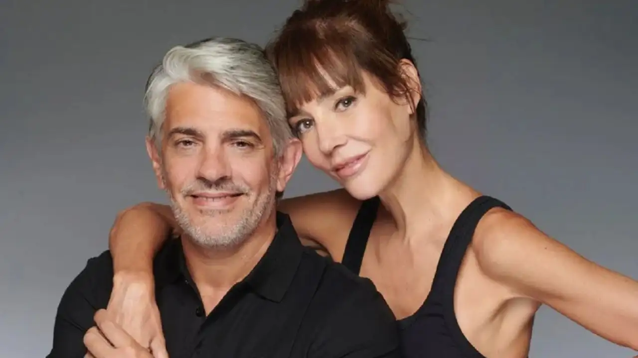 Pablo Echarri comparte escenario con Paola Krum en esta gira nacional.