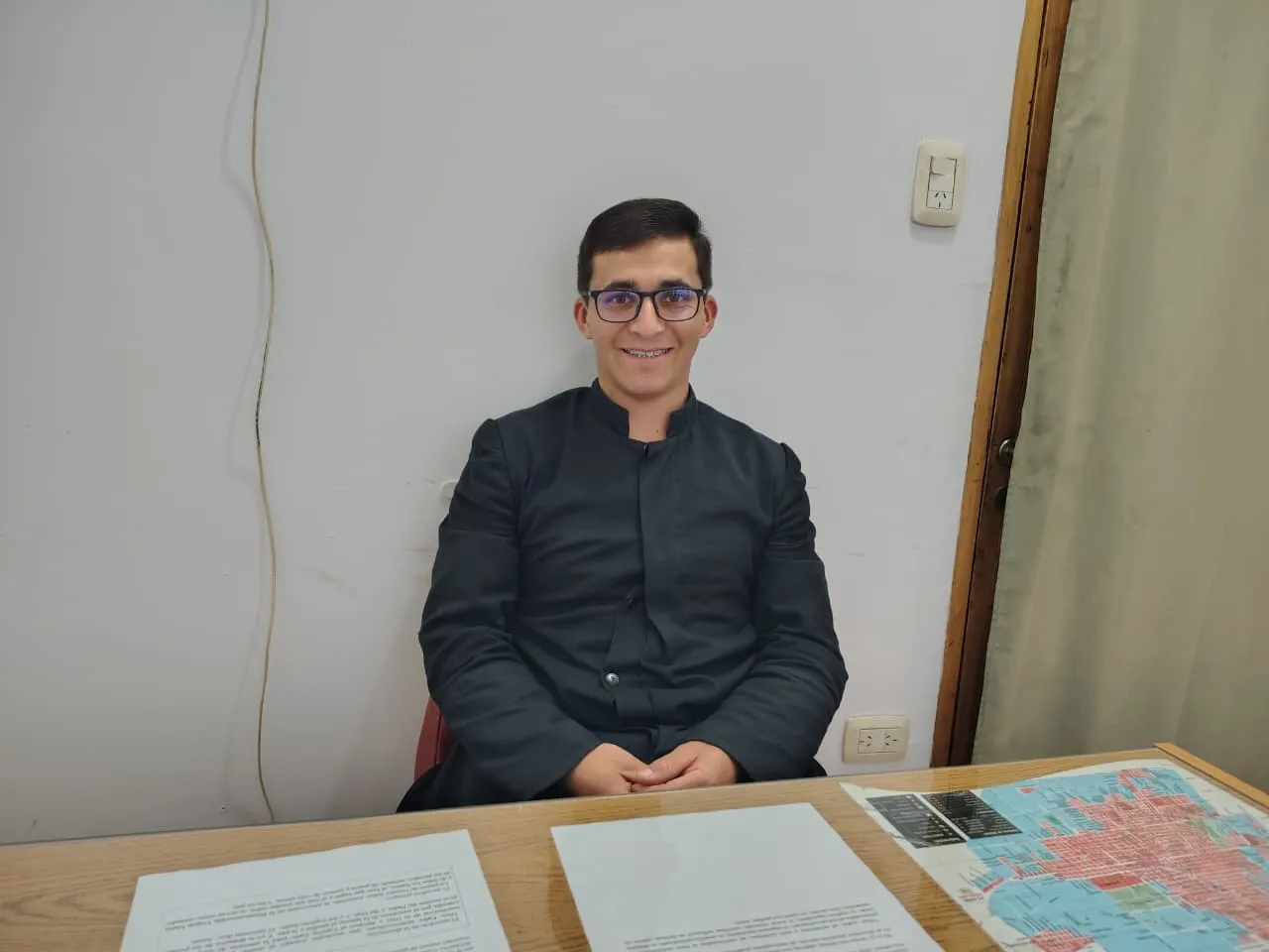 El Padre Jonathan Armijos impulsa una obra que funciona gracias a la solidaridad de la comunidad.