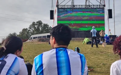 La cábala de la pantalla gigante continúa en el Parque Yrigoyen para alentar a la Selección