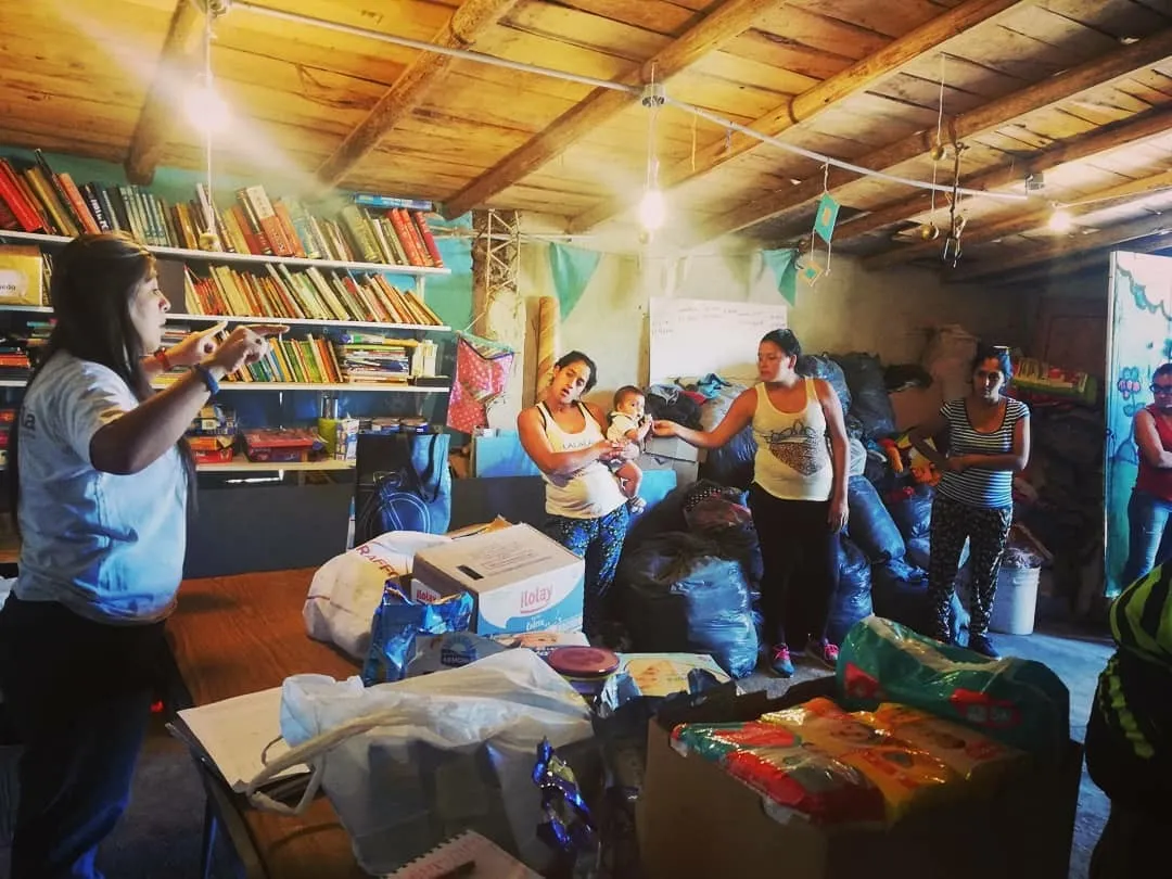 Voluntarios y profesionales acompañan el trabajo comunitario de la organización. Voluntarios y profesionales acompañan el trabajo comunitario de la organización.
