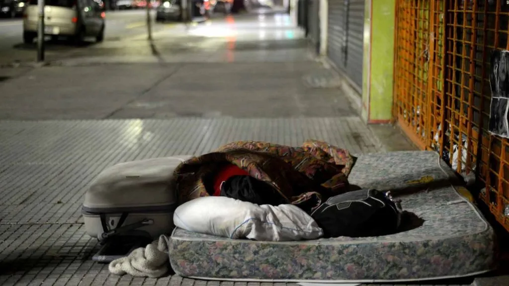 El frío del invierno expone la vulnerabilidad de quienes no tienen un hogar donde refugiarse.