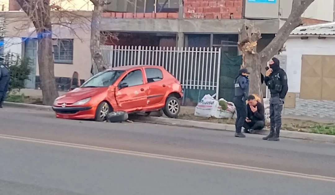 Accidente en avenida Granaderos: vecinos alertan por la velocidad tras un fuerte choque