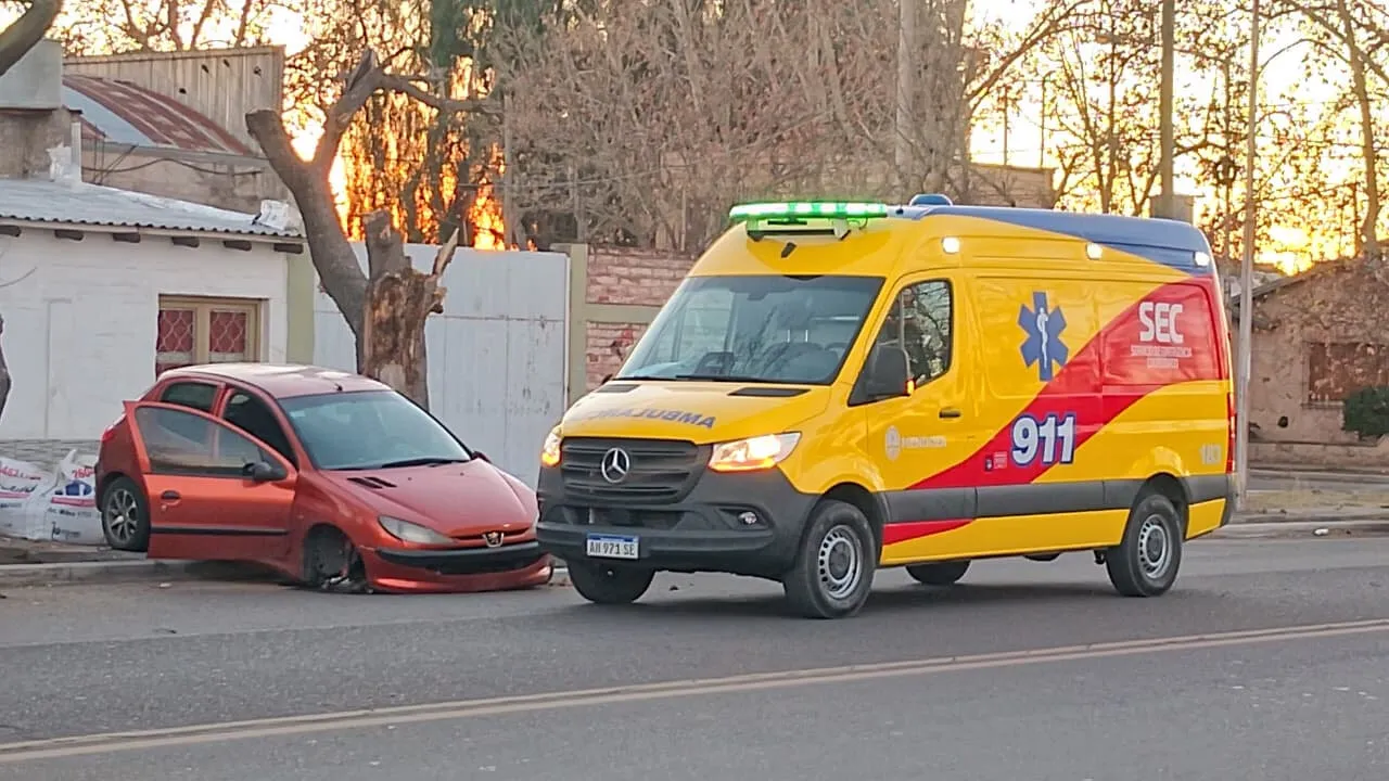 Personal de emergencia asistió al conductor tras el fuerte choque ocurrido en avenida Granaderos.