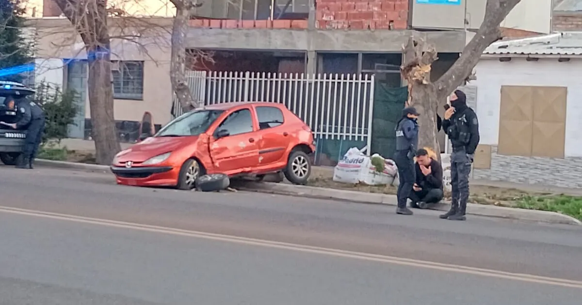 El vehículo quedó dañado luego del impacto contra un árbol en San Rafael.