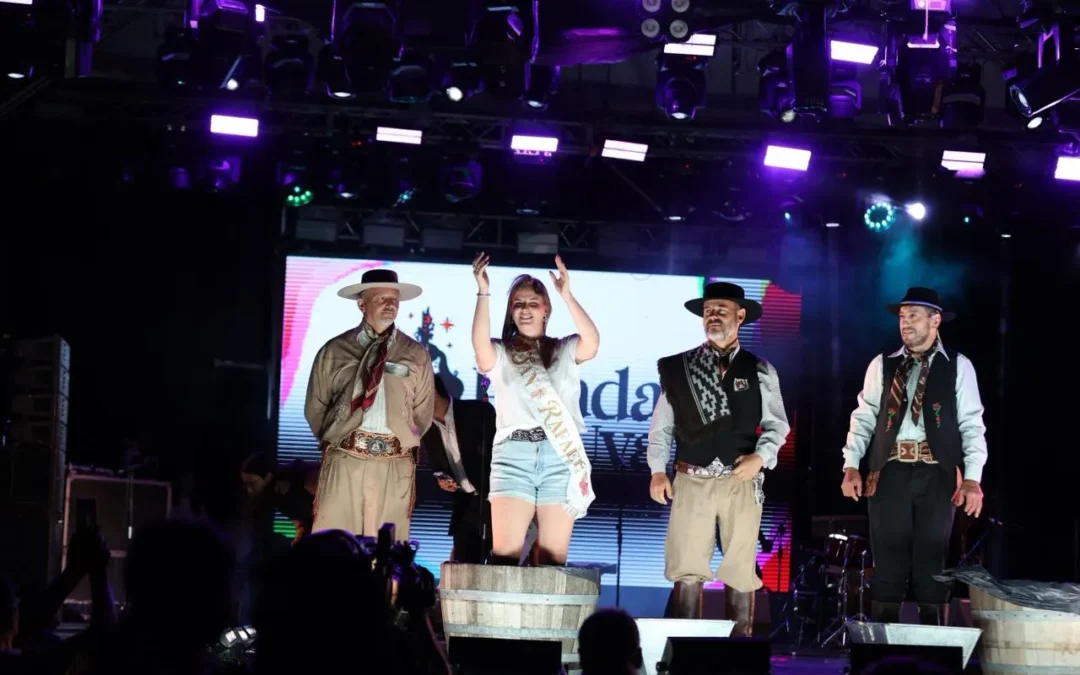 Las representantes vendimiales participaron de la tradicional pisada de la uva