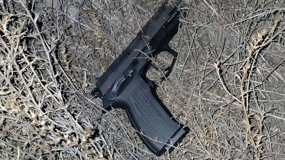 La Policía secuestró una pistola Bersa calibre 9 mm durante el operativo.
