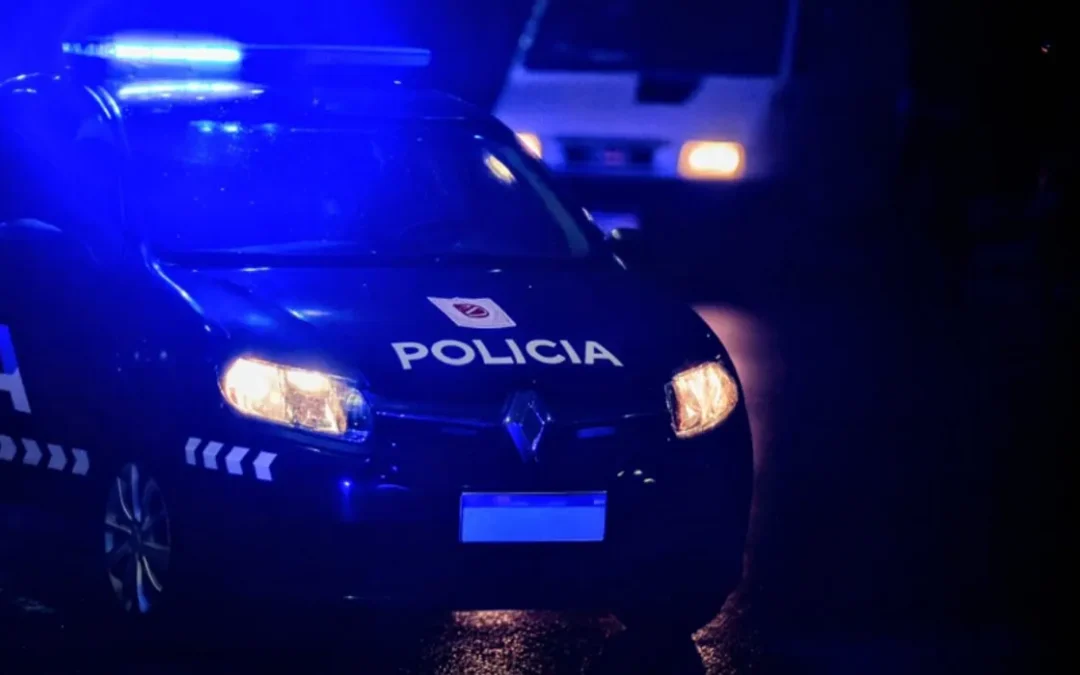 Entraron a robar a un comercio luego de romper la puerta con un casco