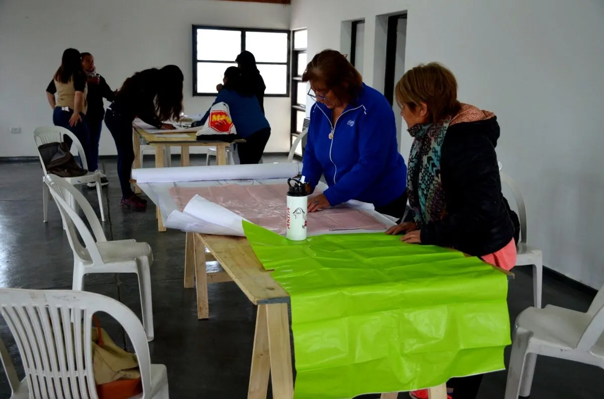 Vecinos de distintos barrios participan cada año de los cursos gratuitos del Polo Textil.
