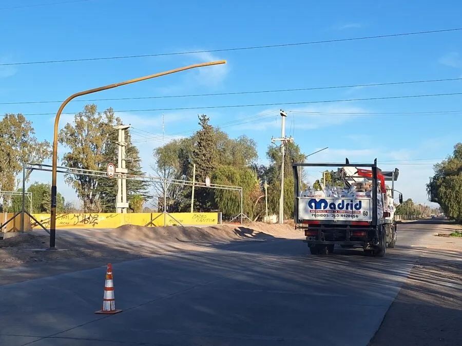 Esquinas conflictivas: se colocan equipos semafóricos para contribuir a la seguridad vial