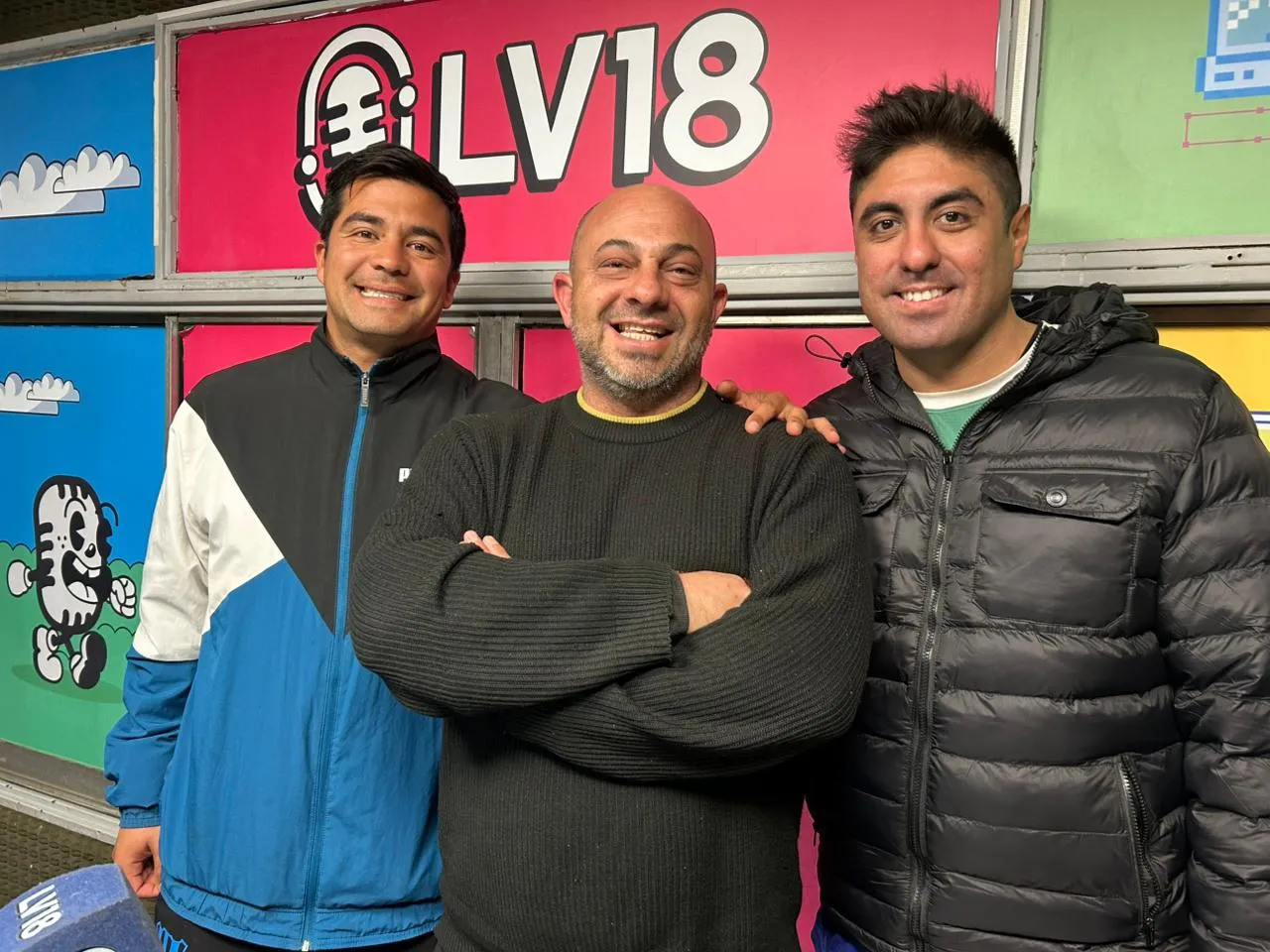 Martín Brizuela, Nicolás Rodríguez y Rodrigo Zabala, profesores a cargo de los talleres deportivos y socio recreativos de la Coordinación de Discapacidad de la Municipalidad de San Rafael, durante su visita a los estudios de LV18.