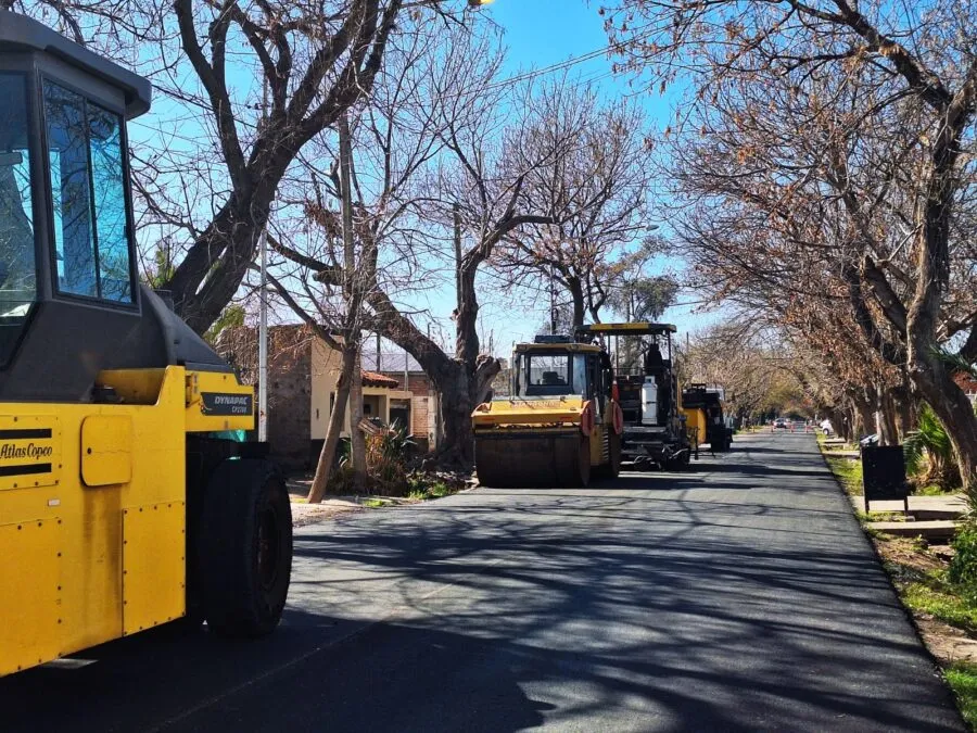 El plan de asfalto trabaja en calles de Pueblo Diamante