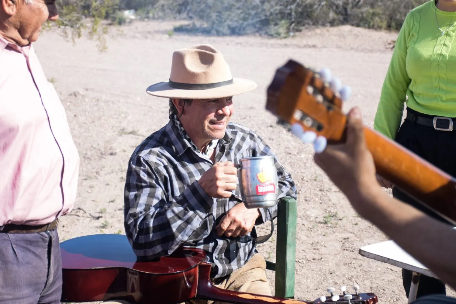 Puesteros y guitarras, una postal del secano donde la tradición, la música y los encuentros comunitarios mantienen viva la identidad de Punta del Agua. Puesteros y guitarras, una postal del secano donde la tradición, la música y los encuentros comunitarios mantienen viva la identidad de Punta del Agua.