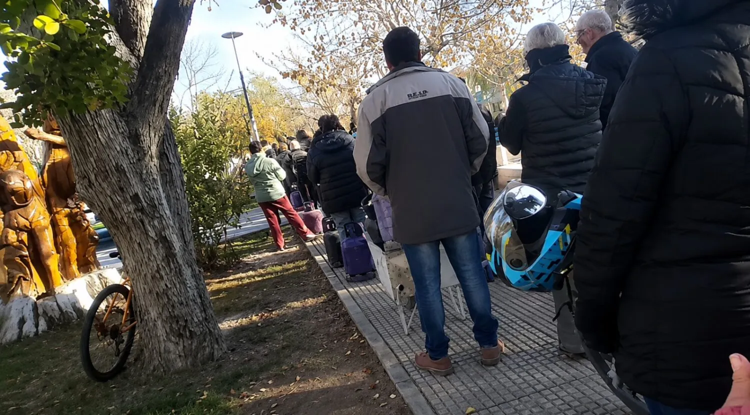 Largas filas y preocupación de vecinos que dependen exclusivamente de la garrafa para calefaccionarse.