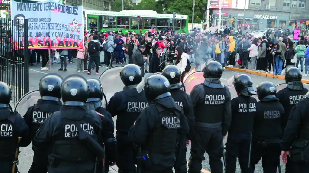 Represión: la Policía de la Ciudad avanza sobre manifestantes en la 9 de Julio.