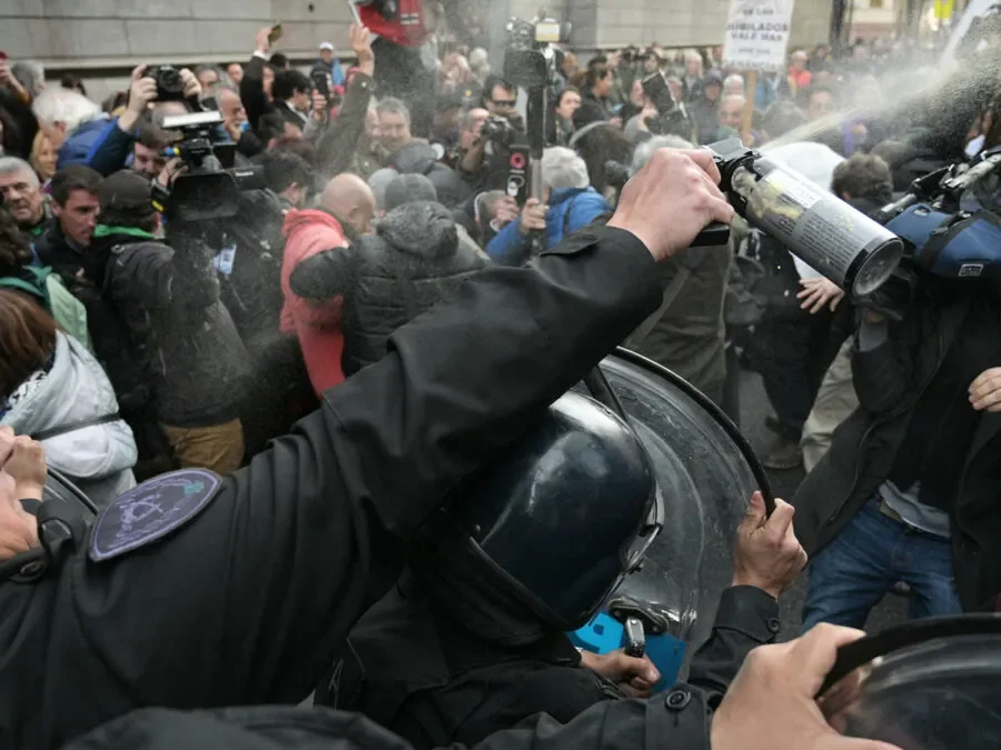 Represión en la marcha de jubilados: 82 heridos y 4 detenidos bajo el mando de Bullrich