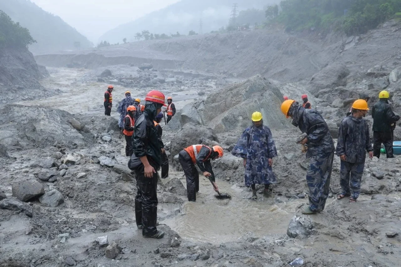 Los equipos de rescate trabajan entre rocas y restos de edificios en las zonas afectadas. Los equipos de rescate trabajan entre rocas y restos de edificios en las zonas afectadas.