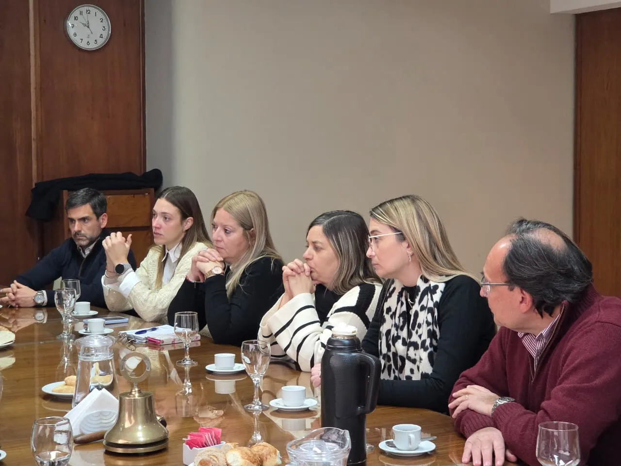 Concejales y comerciantes durante el encuentro institucional.