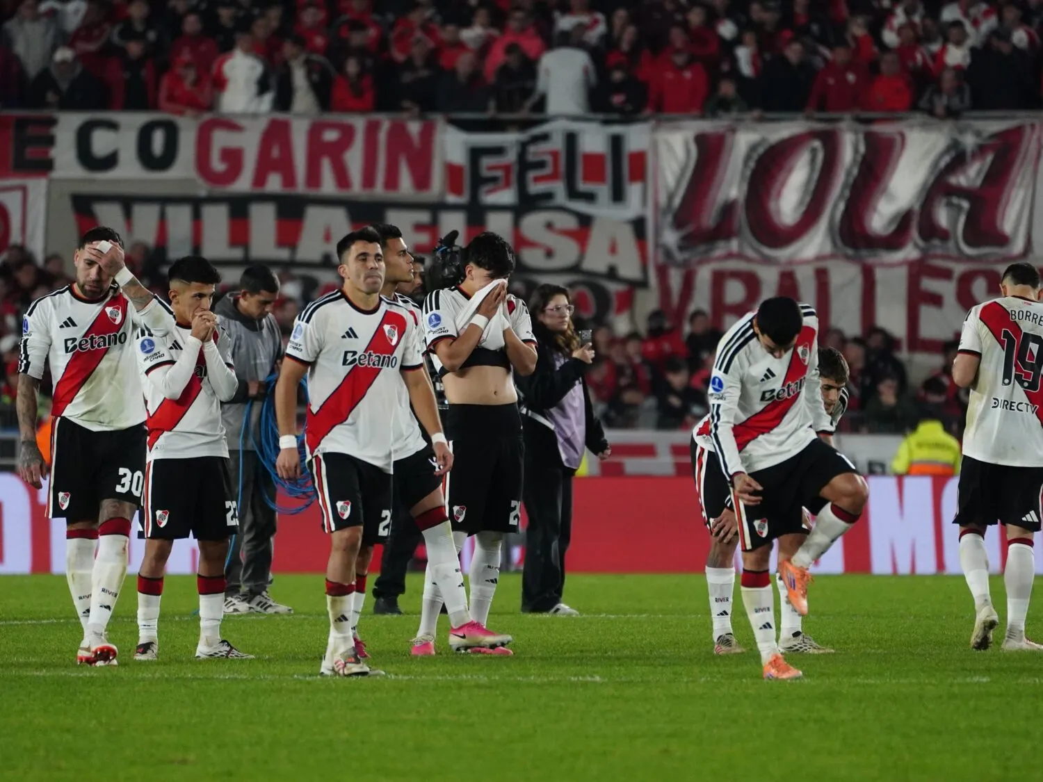 River quedó eliminado de la Copa Sudamericana tras empatar 1-1 con Independiente Santa Fe en el Monumental y perder por penales.