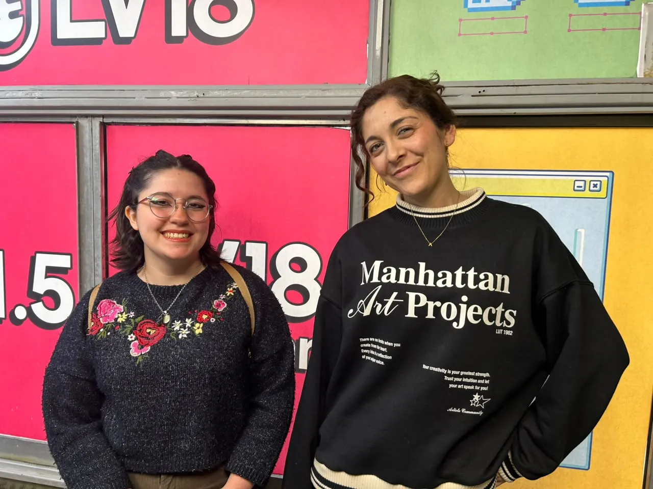 Ariadna Cejas y Ruth Martínez, estudiantes de la Tecnicatura en Locución, invitaron al público al Show de los Medios.