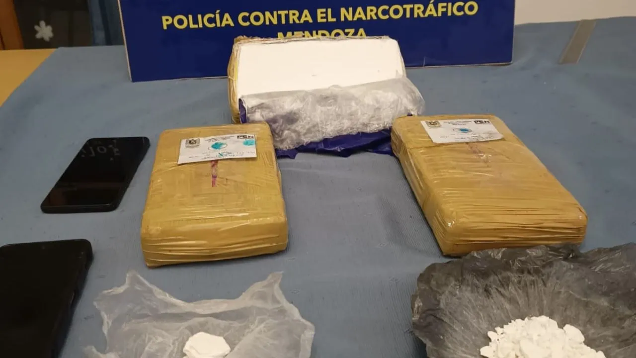 Los efectivos encontraron tres ladrillos de cocaína dentro del bidón.