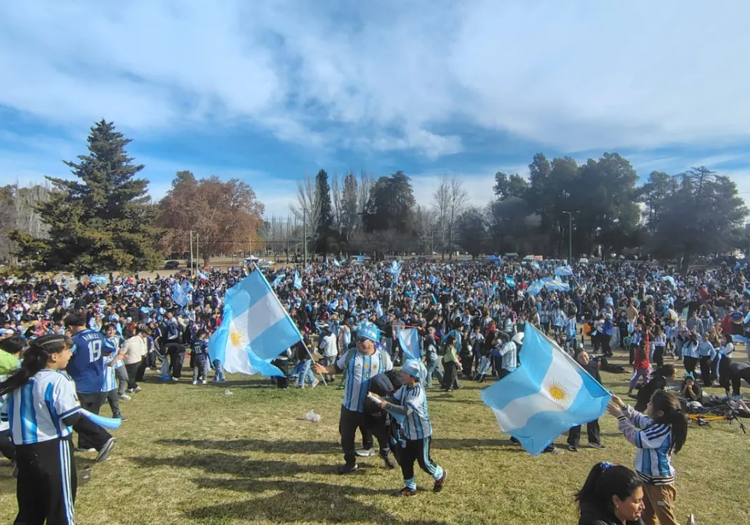 Pantalla gigante Parque Yrigoyen semifinales