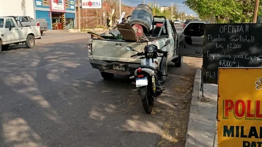 Dos camionetas chocaron en una esquina con semáforo