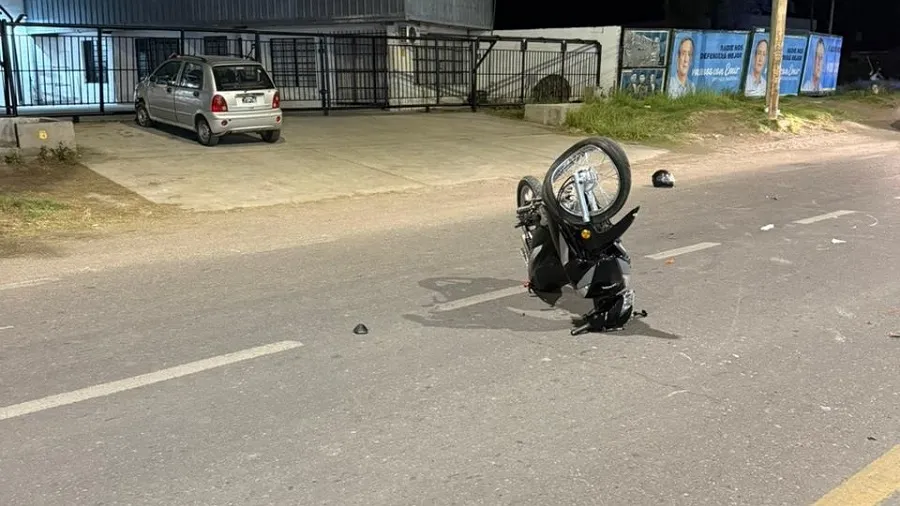 Realizó una “U” en Avenida Balloffet y atropelló a dos personas que circulaban en moto