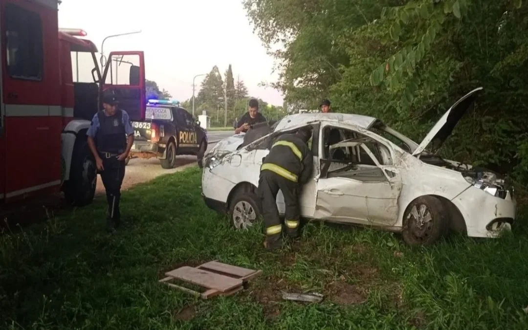 Dos jóvenes hospitalizados luego de un vuelco en Ruta 143