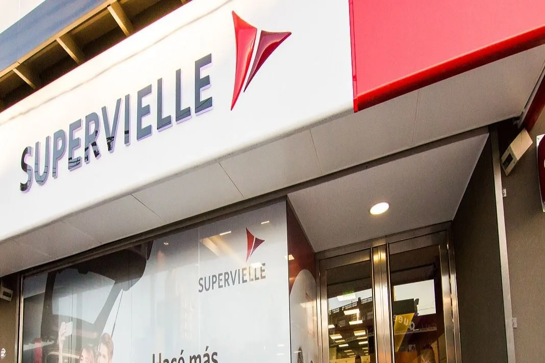 Fachada de la sucursal del Banco Supervielle que cerrará en avenida Mitre