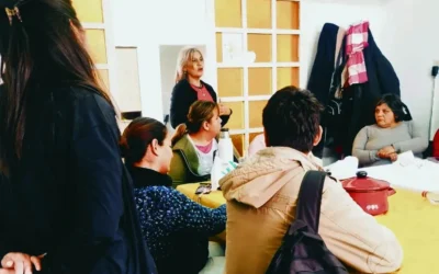 Pausa y Encuentro lanza su taller de tejido solidario para asistir a familias en invierno