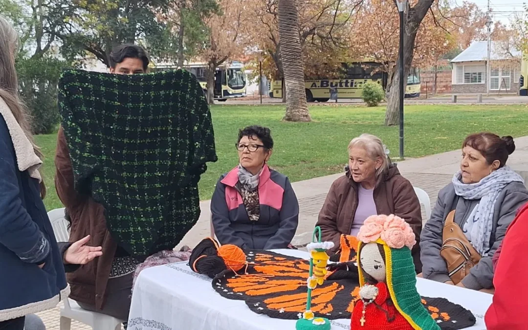 El taller municipal de tejido llevó su actividad a la Plaza Independencia para sumar nuevas participantes
