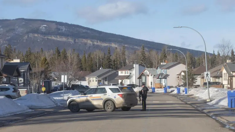 Patrullas de la RCMP resguardan la entrada tras el tiroteo en una escuela en Tumbler Ridge.