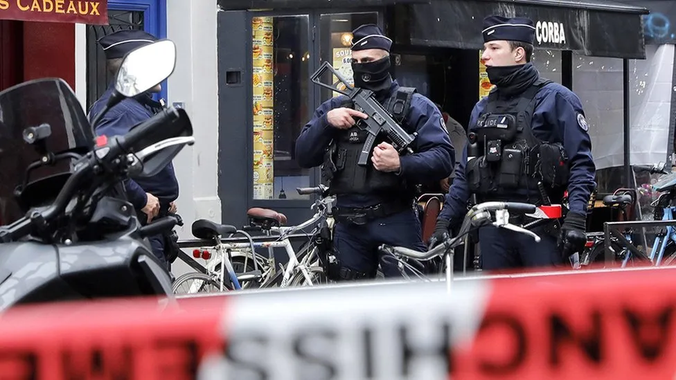 La Policía francesa intervino tras el tiroteo que dejó un muerto y cuatro heridos en las afueras de París.