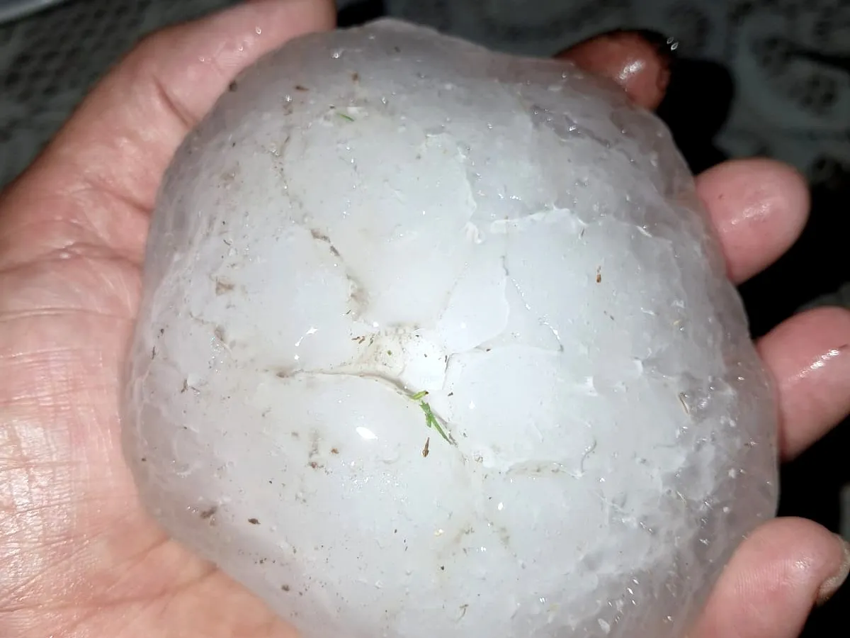 Fuerte tormenta azotó San Rafael con granizo de gran tamaño y daños en Las Paredes