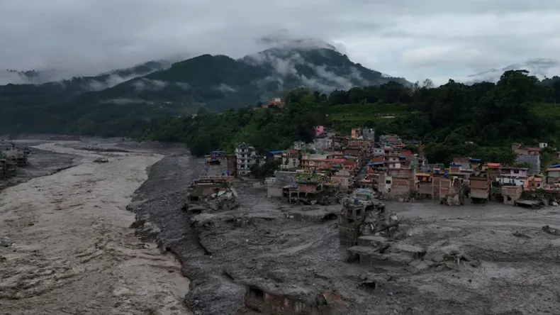 El barro y las rocas cubrieron amplias zonas tras el derrumbe ocurrido en el Himalaya.