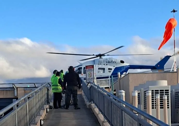 El helicóptero sanitario trasladó al paciente desde el Hospital Schestakow hacia el Hospital Central.