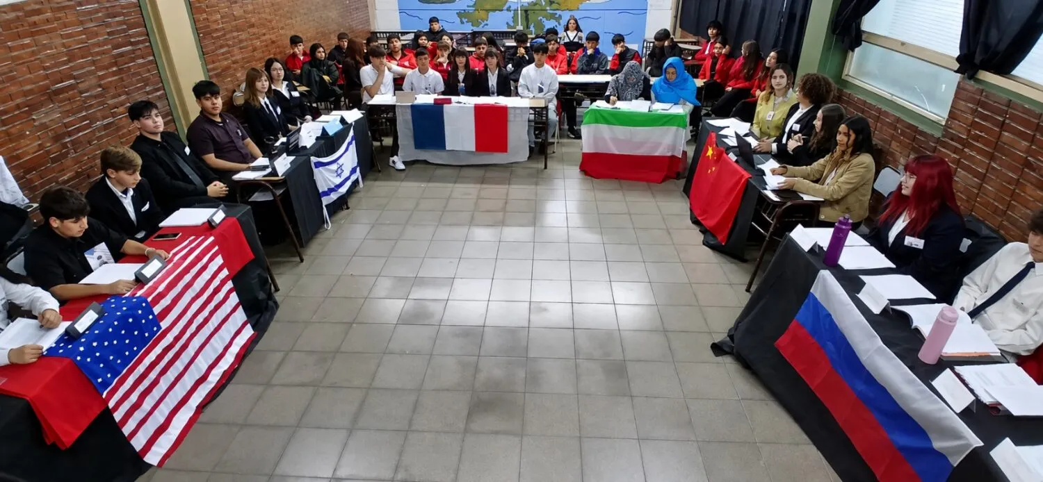 Los alumnos se prepararon desde abril para asumir roles de representantes y defender posiciones frente a otras delegaciones. Los alumnos se prepararon desde abril para asumir roles de representantes y defender posiciones frente a otras delegaciones.