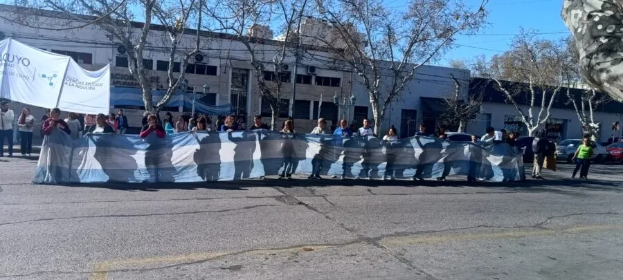 Estudiantes y docentes se movilizan en defensa de la universidad pública.