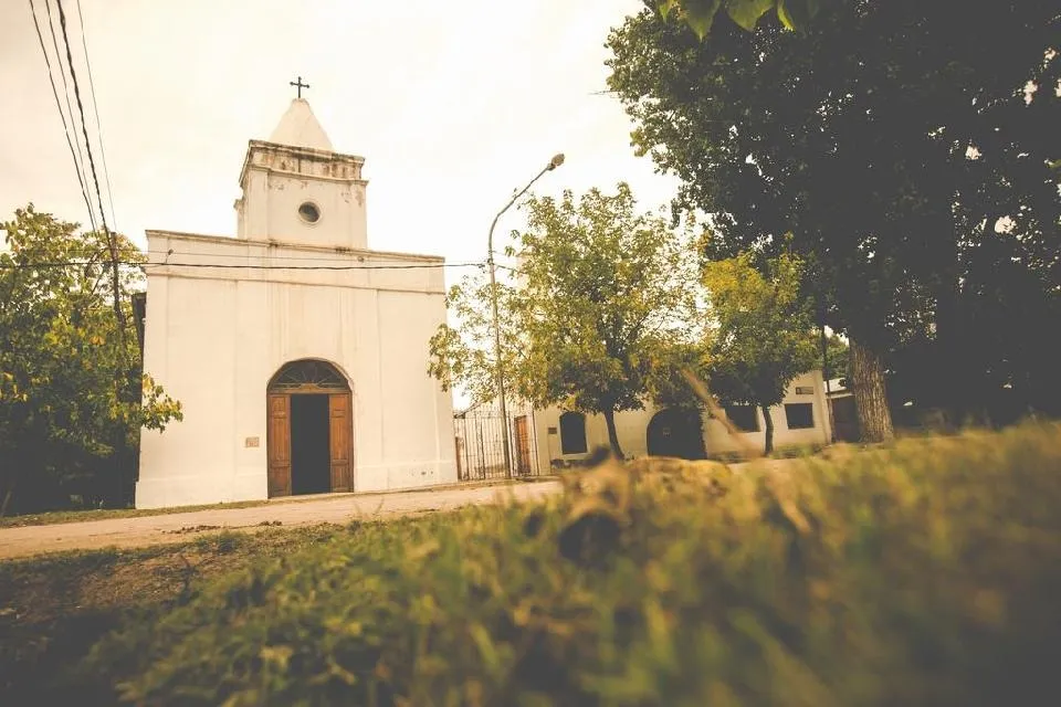 La Villa 25 de Mayo combina historia, naturaleza y hospitalidad en un entorno único de Mendoza.